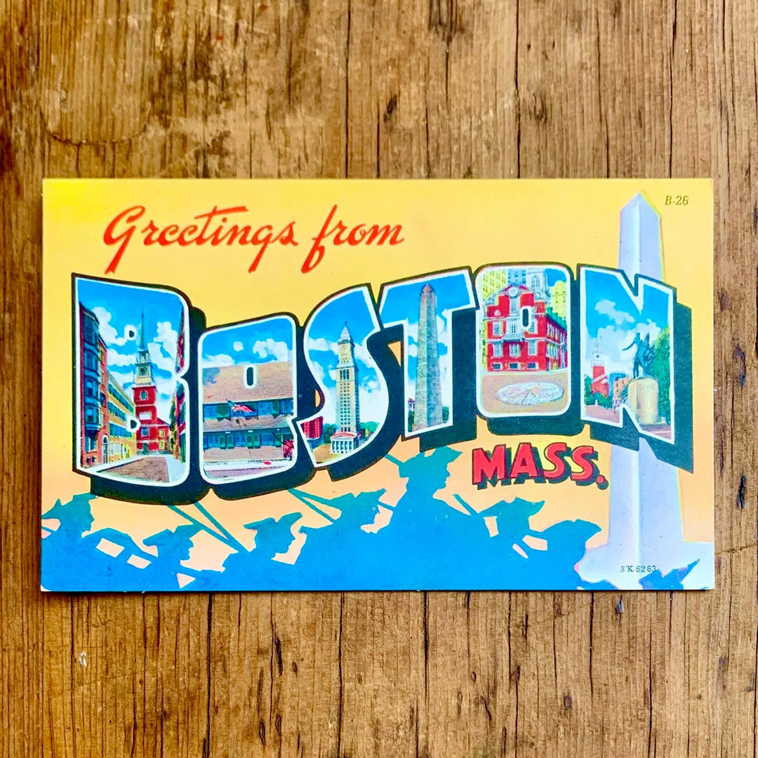 Vintage-Postkarte "Greetings from BOSTON MASS" mit großen Buchstaben, die Wahrzeichen der Stadt zeigen, auf gelb-blauem Hintergrund.