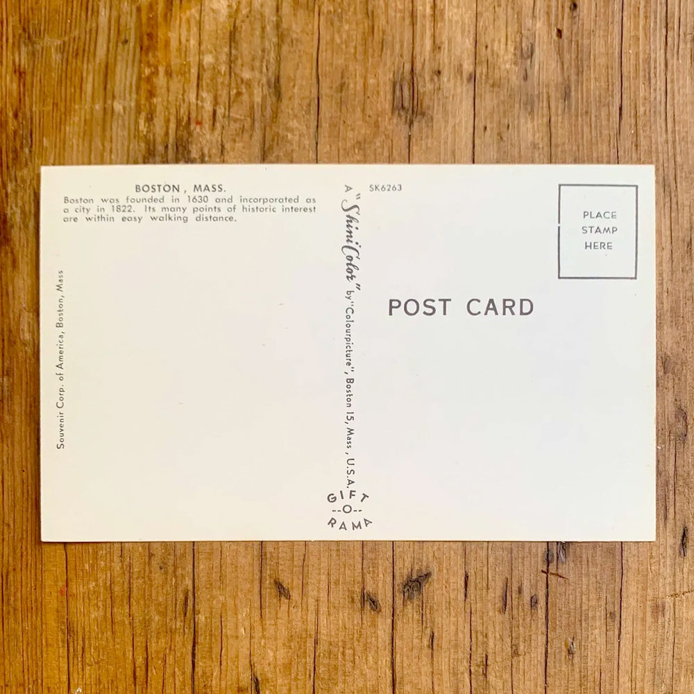 Rückseite von Vintage-Postkarte "Greetings from BOSTON MASS" mit großen Buchstaben, die Wahrzeichen der Stadt zeigen, auf gelb-blauem Hintergrund.