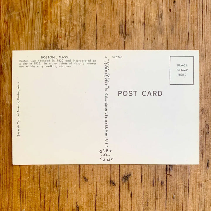 Rückseite von Vintage-Postkarte "Greetings from BOSTON MASS" mit großen Buchstaben, die Wahrzeichen der Stadt zeigen, auf gelb-blauem Hintergrund.