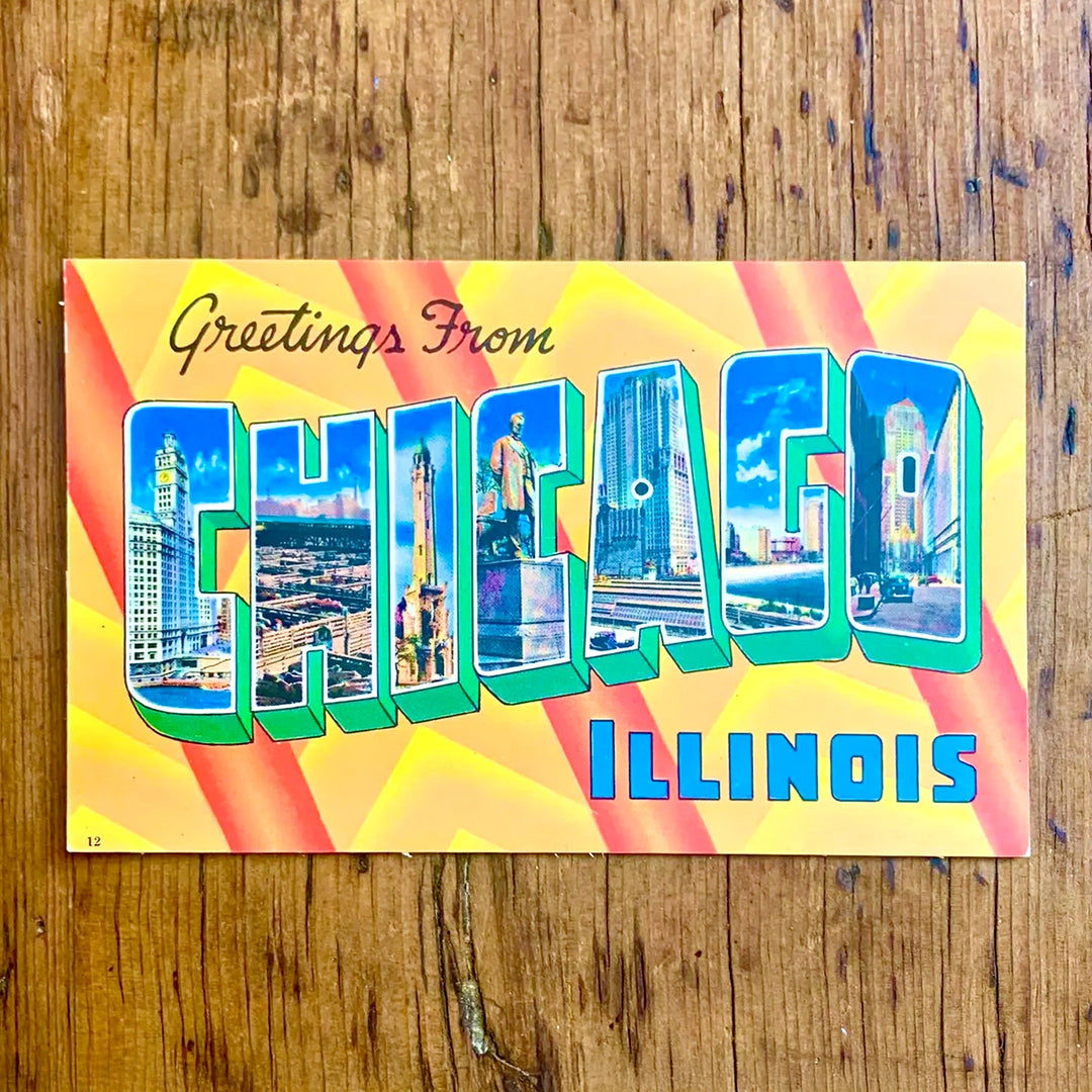 Vintage-Postkarte "Greetings from CHICAGO ILLINOIS" mit städtischen Motiven in den Buchstaben vor einem leuchtend gelb-rotem Hintergrund.