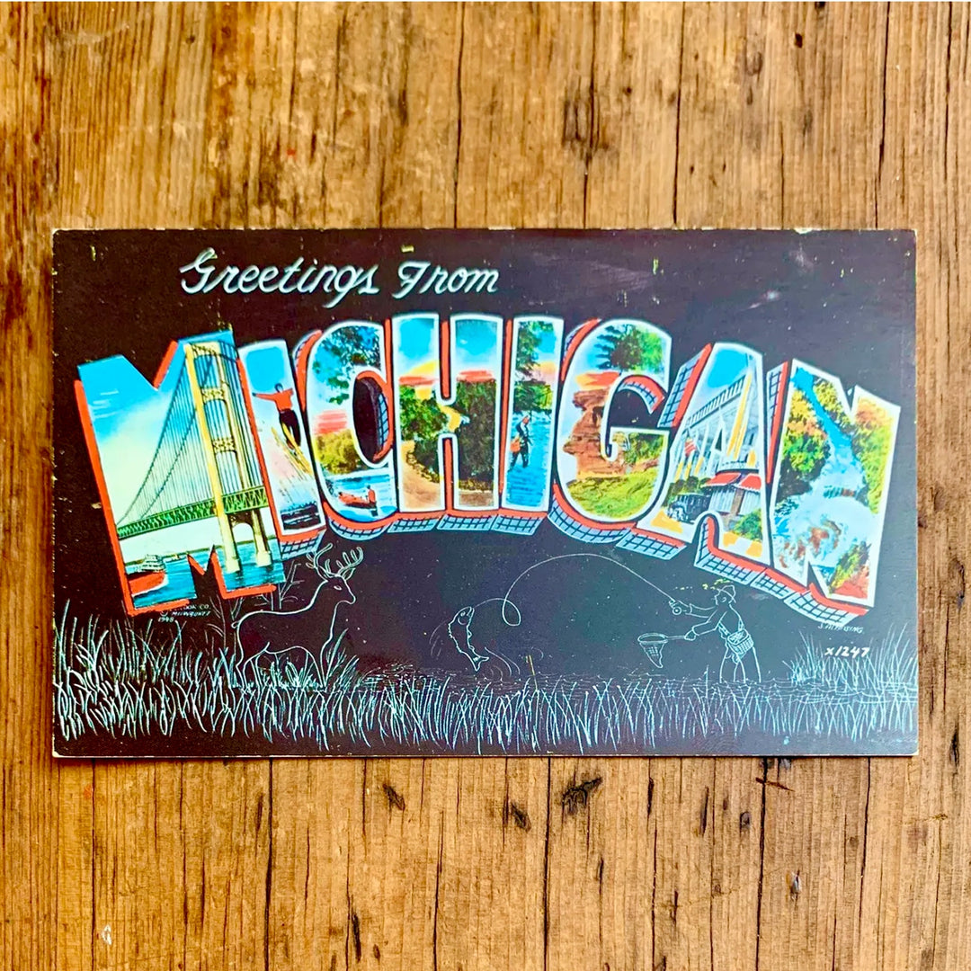Dunkle Vintage-Postkarte "Greetings from MICHIGAN", die Buchstaben zeigen Szenen wie die Mackinac Bridge und Wasserfälle, mit Hirschen und Anglern im Vordergrund.