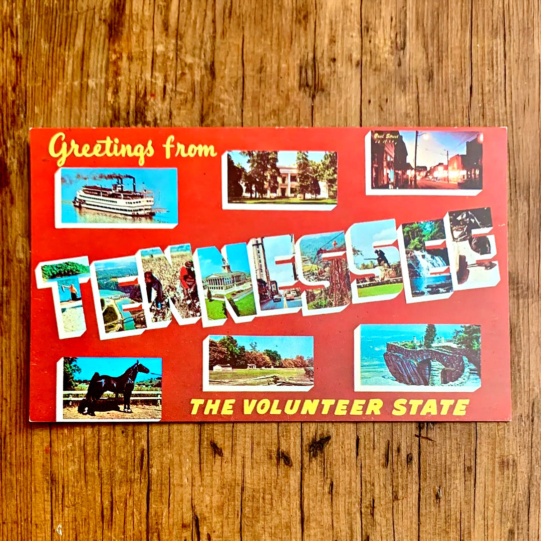 Vintage-Postkarte "Greetings from TENNESSEE The Volunteer State" auf rotem Grund, die Buchstaben zeigen Bilder des Staates.