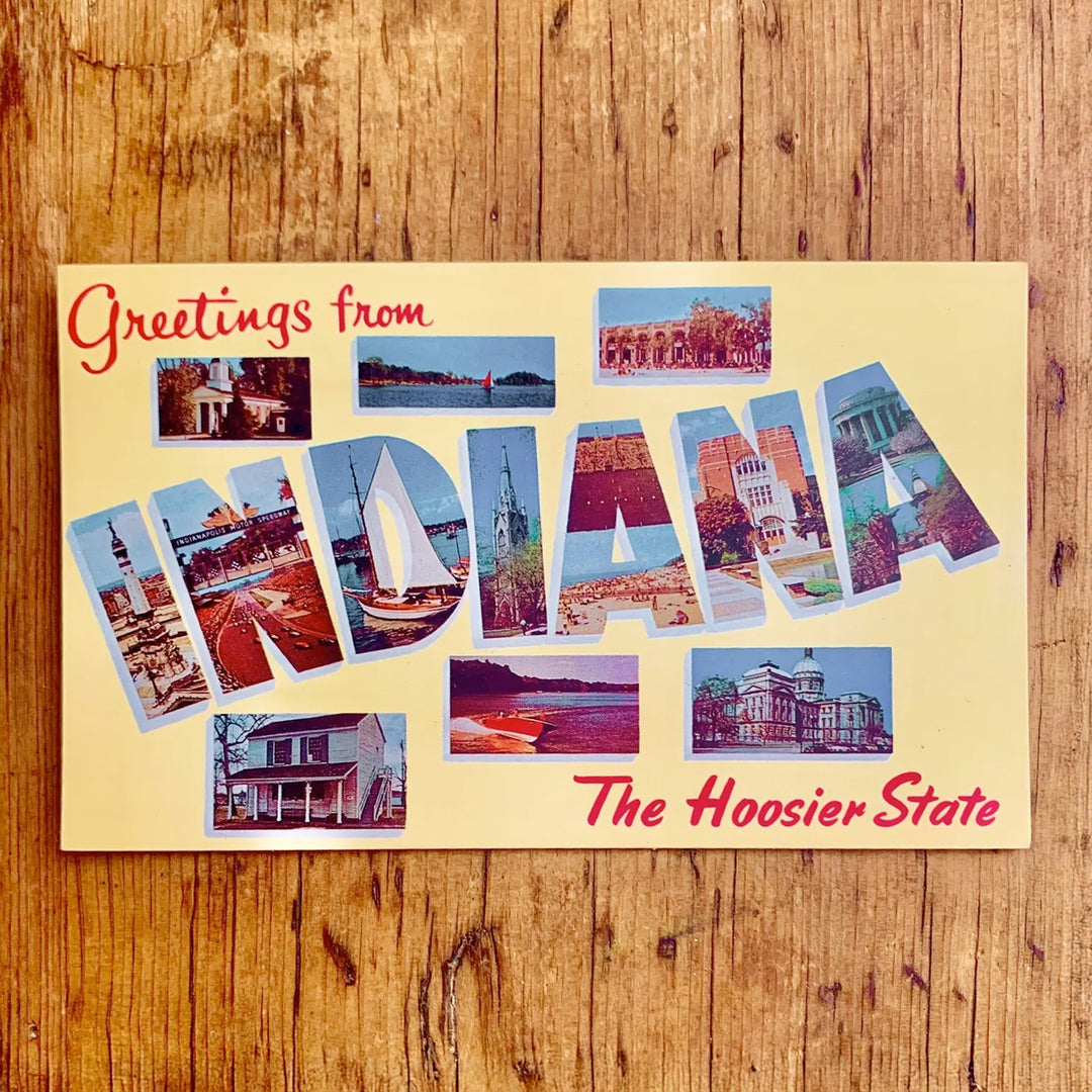 Vintage-Postkarte "Greetings from INDIANA The Hoosier State", der Schriftzug enthält Collagen von Sehenswürdigkeiten des Staates auf gelbem Hintergrund.