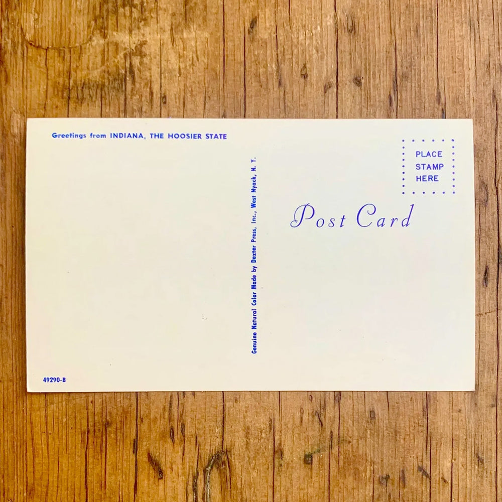 Rückseite von Vintage-Postkarte "Greetings from INDIANA The Hoosier State", der Schriftzug enthält Collagen von Sehenswürdigkeiten des Staates auf gelbem Hintergrund.