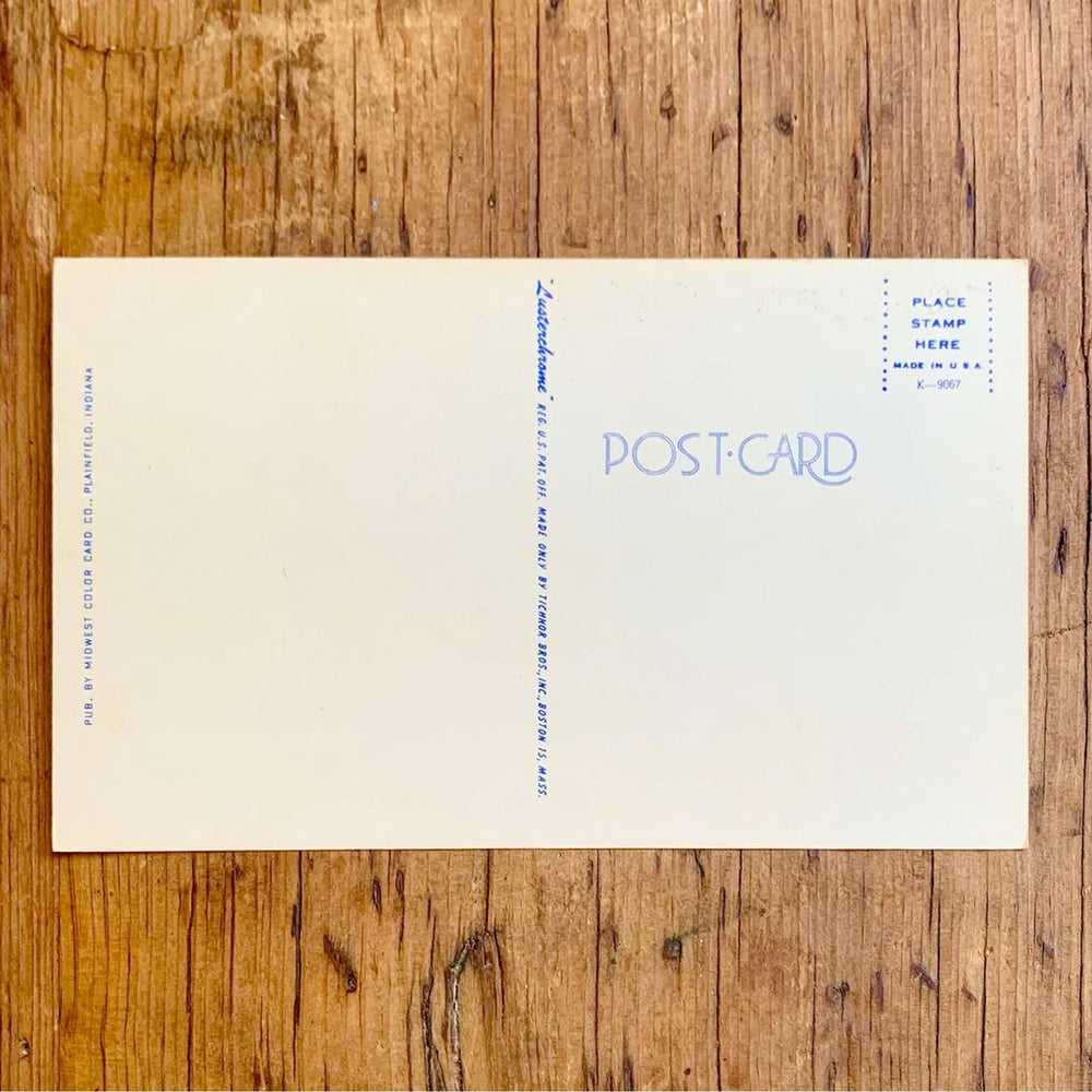 Rückseite von Vintage-Postkarte "GREETING FROM INDIANAPOLIS INDIANA" auf blauem Hintergrund, der Schriftzug ist mit Sehenswürdigkeiten der Stadt gefüllt, darunter das State Capitol.