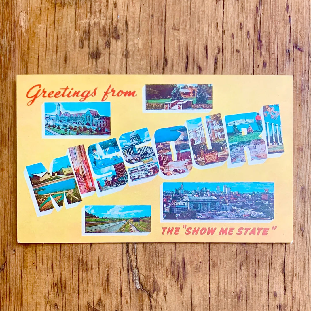 Vintage-Postkarte "Greetings from MISSOURI THE 'SHOW ME STATE'" auf gelbem Hintergrund. Der Schriftzug ist mit Collagen von Staatsattraktionen gefüllt.