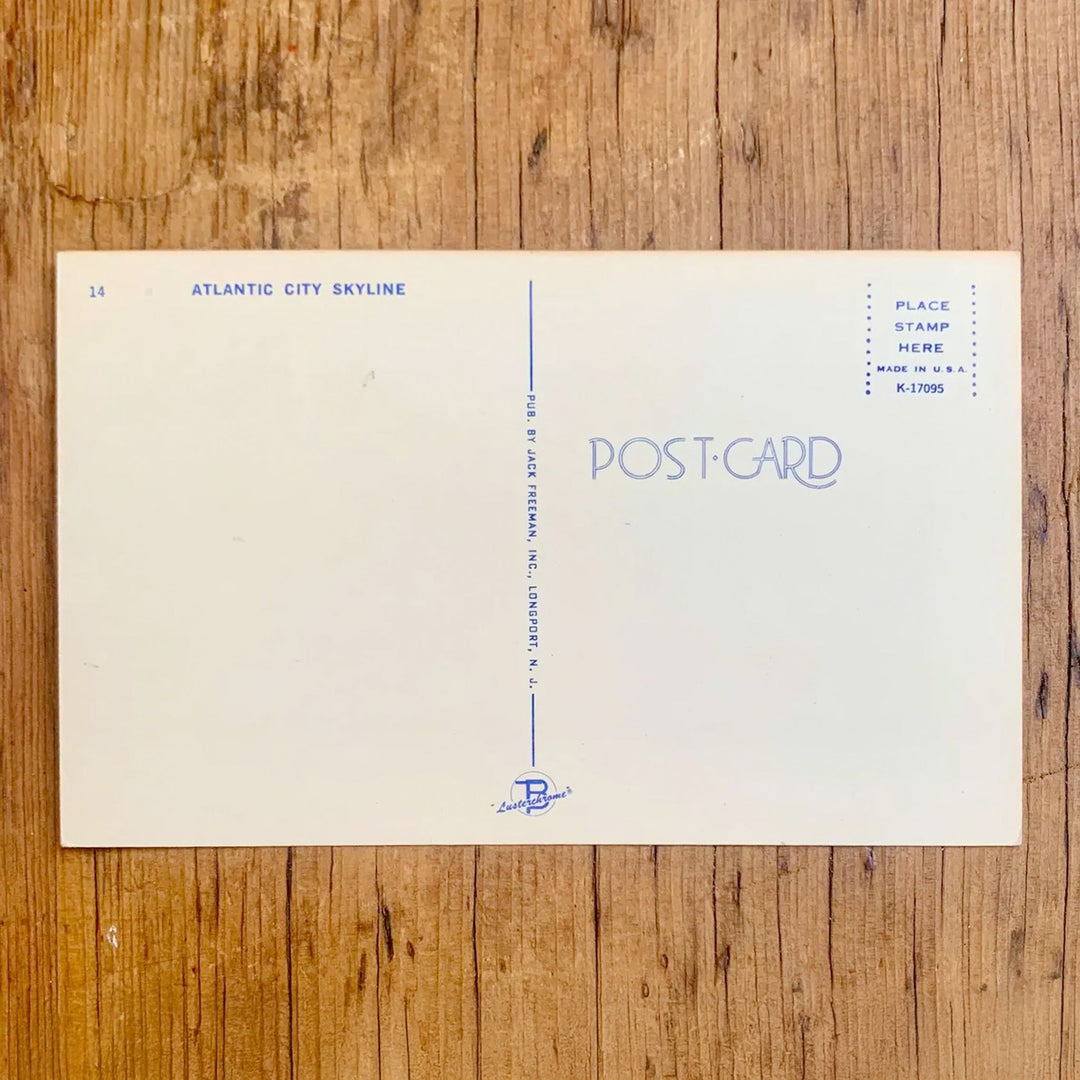 Rückseite von Vintage-Postkarte "Greetings from NEBRASKA THE CORNHUSKER STATE" auf leuchtend rotem Hintergrund. Der Schriftzug ist mit Motiven von Büffeln, historischen Figuren und Dämmen gefüllt.