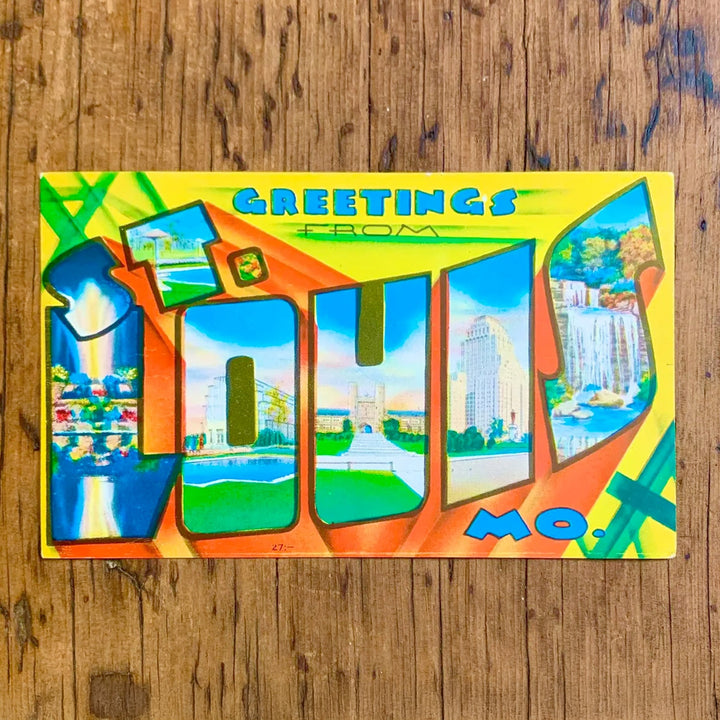 Vintage-Postkarte "GREETINGS FROM ST. LOUIS MO." auf leuchtend gelbem Hintergrund mit grünen und orangen Akzenten. Die Buchstaben zeigen urbane und natürliche Szenen der Stadt.
