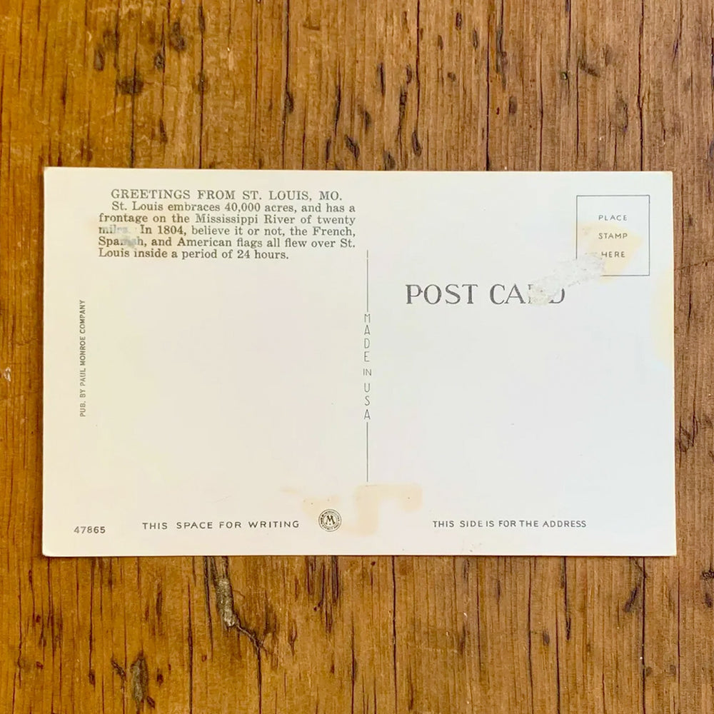 Rückseite von Vintage-Postkarte "GREETINGS FROM ST. LOUIS MO." auf leuchtend gelbem Hintergrund mit grünen und orangen Akzenten. Die Buchstaben zeigen urbane und natürliche Szenen der Stadt.