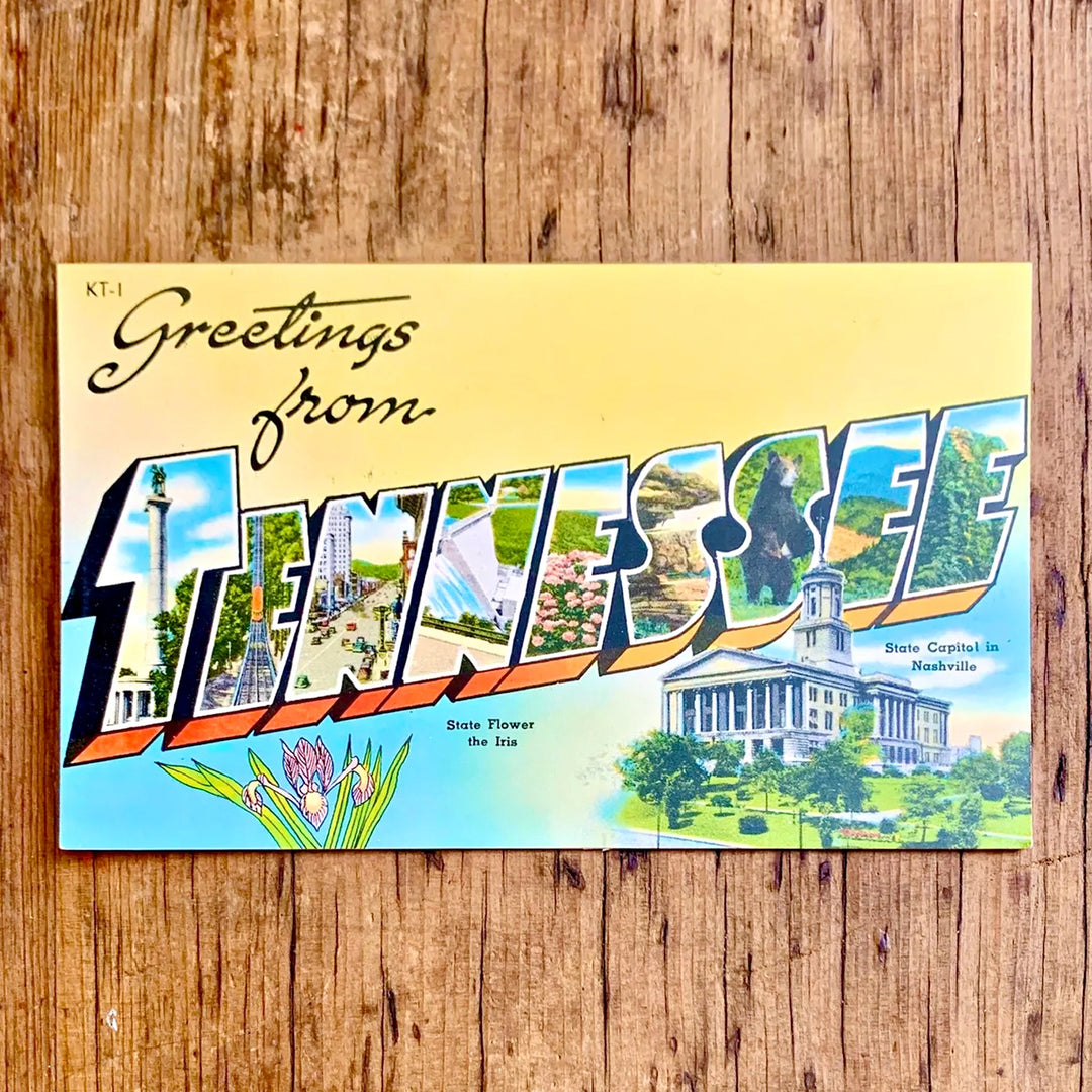 Vintage-Postkarte "Greetings from TENNESSEE The Volunteer State" auf rotem Grund, die Buchstaben zeigen Bilder des Staates.