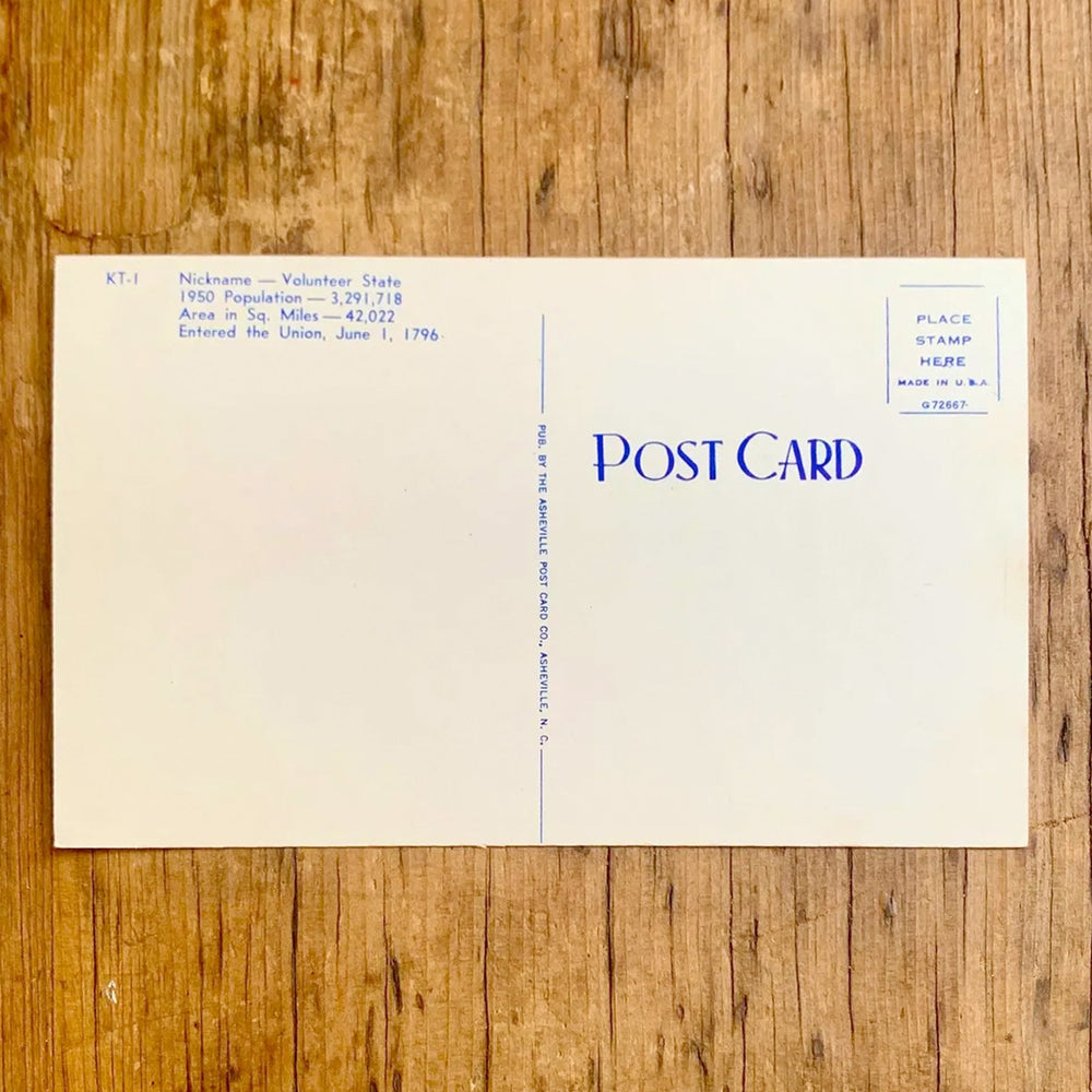 Rückseite von Vintage-Postkarte "Greetings from TENNESSEE The Volunteer State" auf rotem Grund, die Buchstaben zeigen Bilder des Staates.