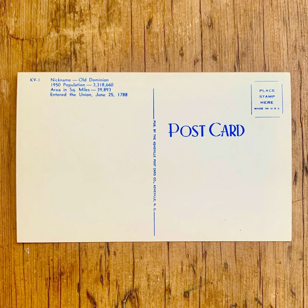 Rückseite von Vintage-Postkarte "Greetings from VIRGINIA" mit der Staatsblume American Dogwood und dem State Capitol in Richmond. Die Buchstaben zeigen historische und maritime Sehenswürdigkeiten.