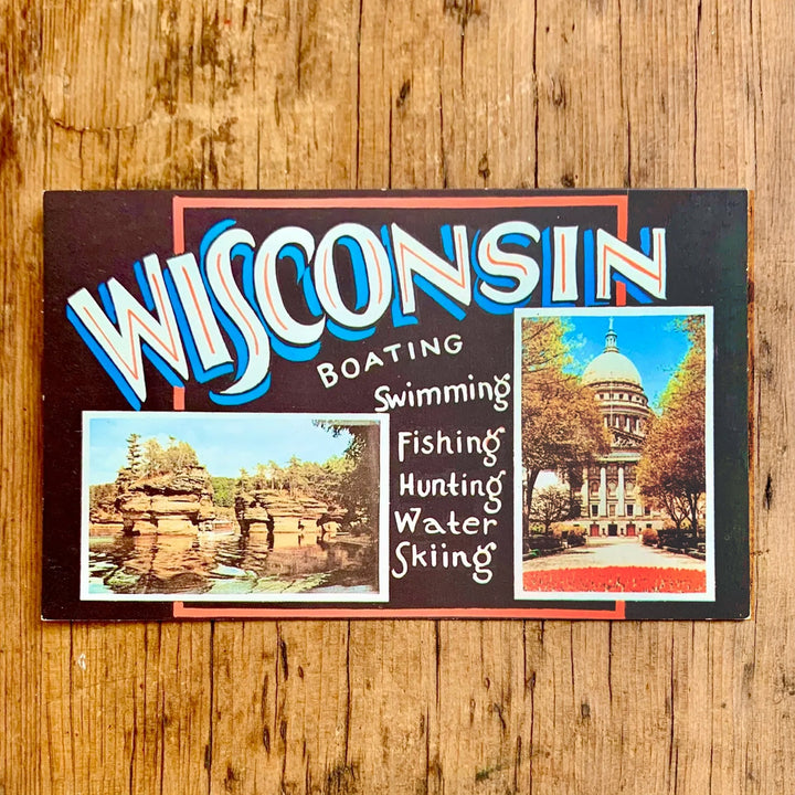 Dunkle Vintage-Postkarte "WISCONSIN" mit Stichworten wie Boating und Fishing. Sie zeigt Bilder des State Capitols und Felsformationen mit den Slogans für Outdoor-Aktivitäten.