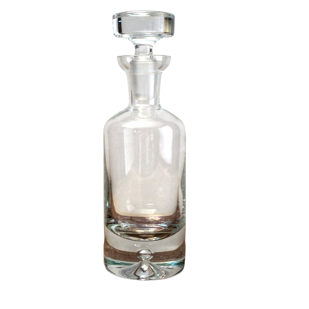 Klarer, schlichter Whisky-Dekanter aus Glas mit passendem Glasstopfen, freigestellt vor weißem Hintergrund, second hand und im sehr gutem Zustand