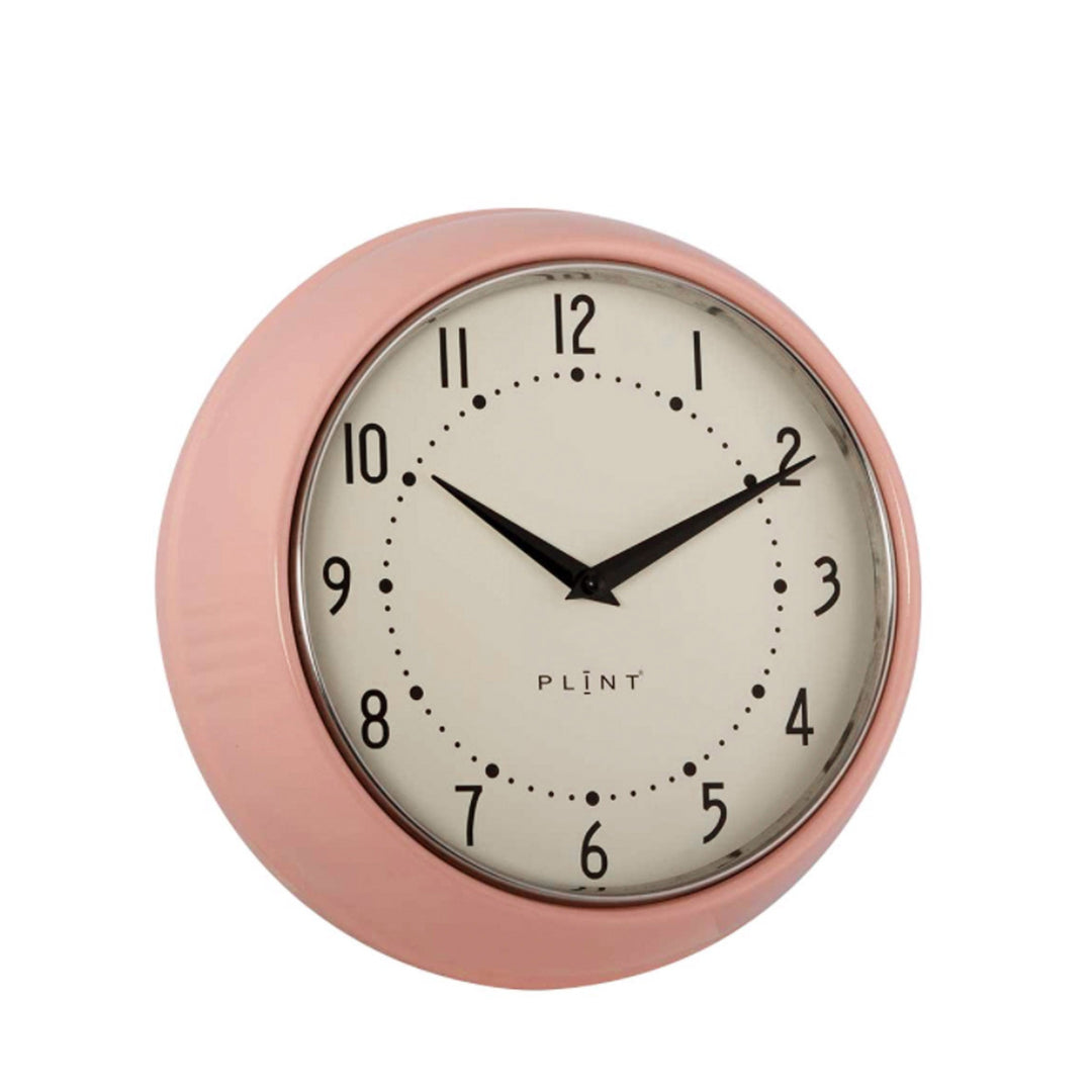 Hellrosa Wanduhr im Vintage-Design, gewölbtes Gehäuse, für die Küche.