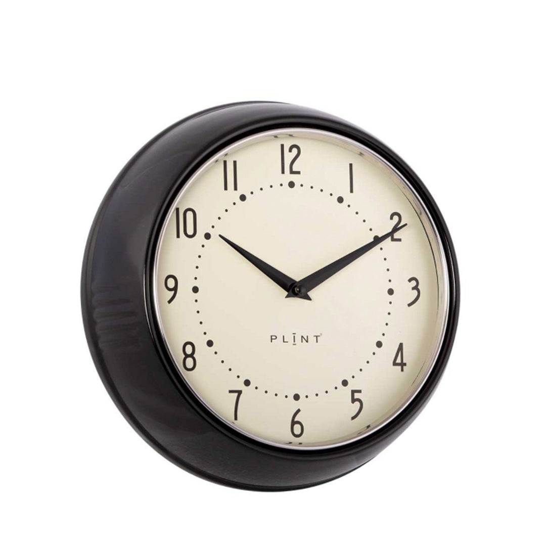 Klassische schwarze Wanduhr im 50er Jahre Stil, gewölbtes Gehäuse.