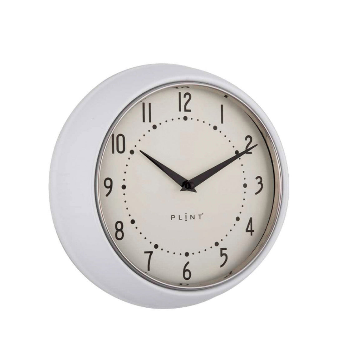Weiße Retro-Wanduhr im 50er Jahre Stil, gewölbtes Gehäuse.