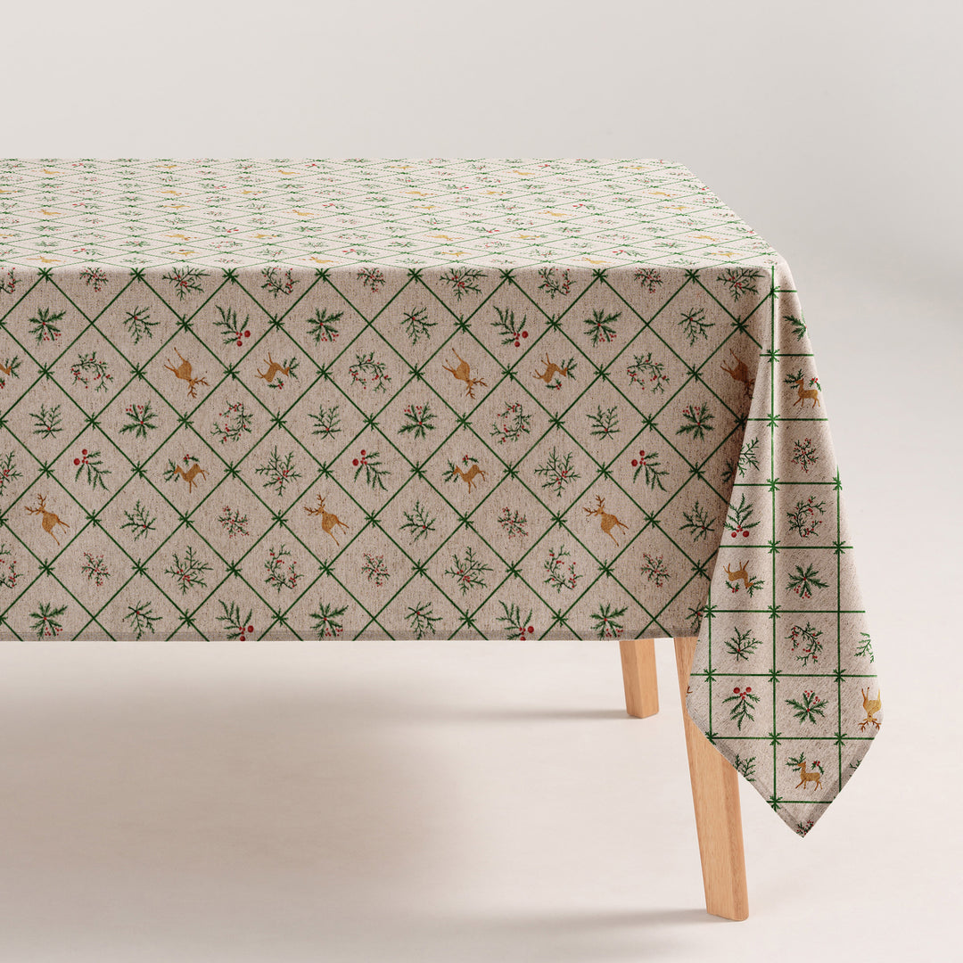Beige Tischdecke mit grünen Rauten, Tannenzweigen, Beeren und kleinen Tiermotiven